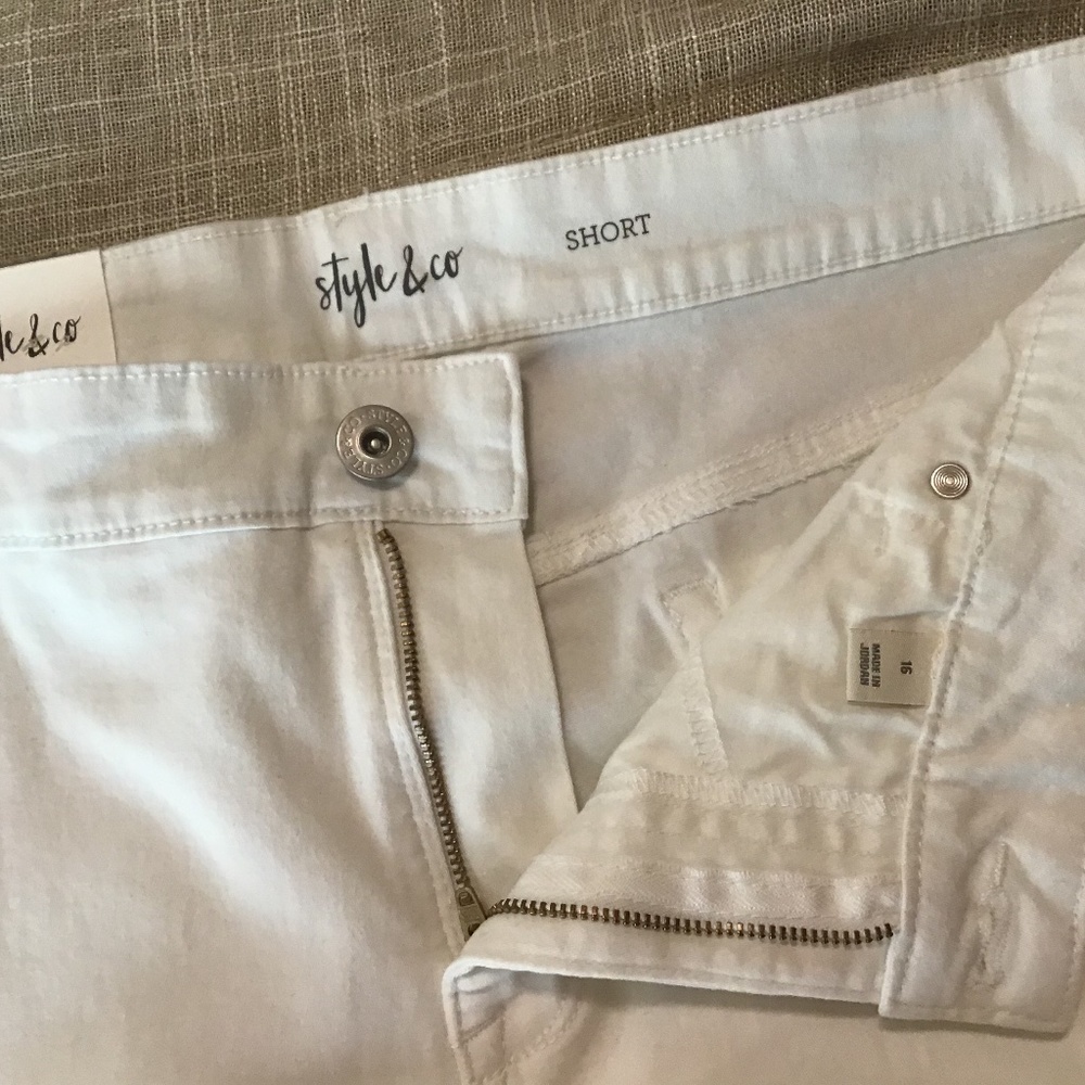 Women’s 16 White Shorts NEW